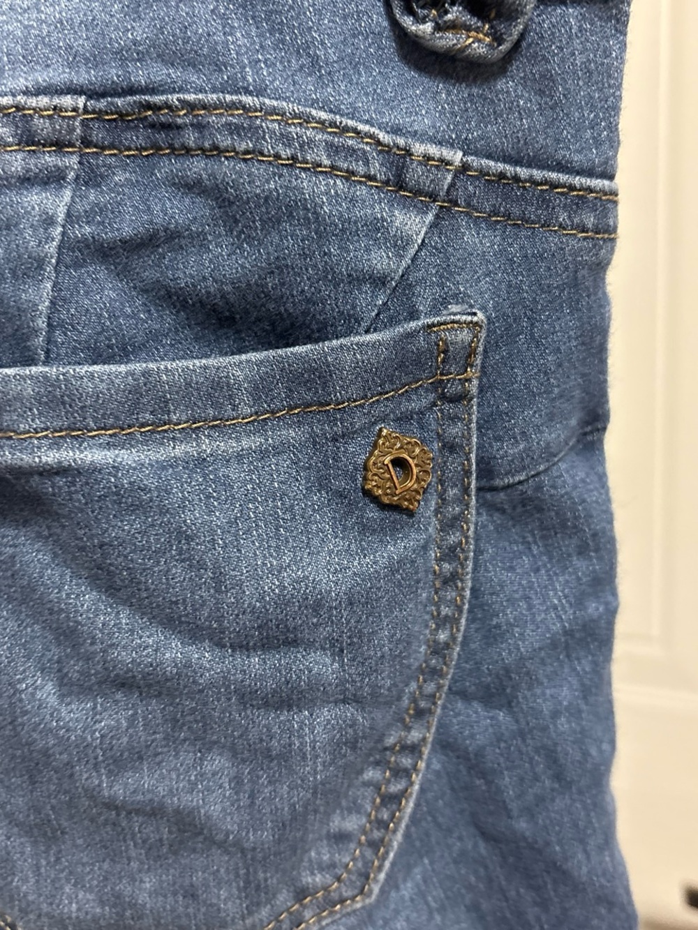 Democracy Women's Skinny Jeans in Faded Blue Wash - Picture 3 of 4